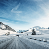 Sicher unterwegs. Auch bei schlechten Fahrbahnverhältnissen. Winterliche Straße
